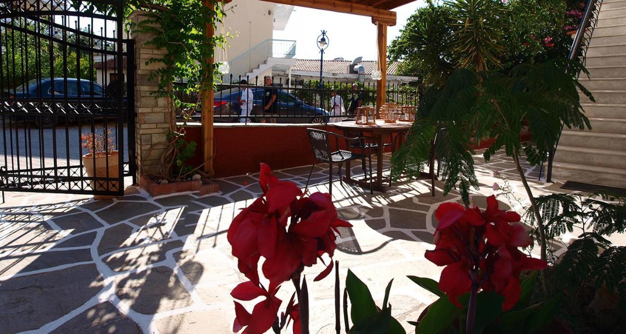 Natsios Apartments Hanioti Exterior photo