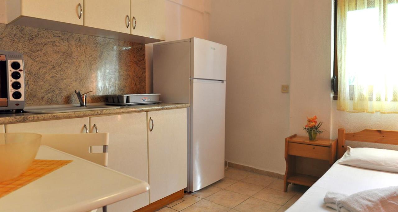 Natsios Apartments Hanioti Exterior photo